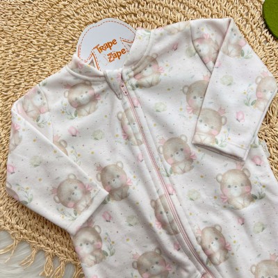 Macacão em Soft com Abertura em Zíper Ursinha com Laço - Off White e Rosa